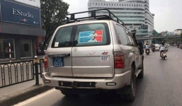 Xe biển xanh dán hình bị can Nguyễn Hữu Linh trên phố gây xôn xao