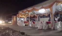 Khoảnh khắc ô tô mất lái lao vào đám cưới dựng bên đường.