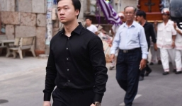 Diễm My 9x suy sụp trong đám tang, bạn trai âm thầm hỗ trợ