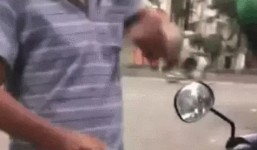 Tài xế GrabBike bị người đàn ông hành hung vì tranh khách