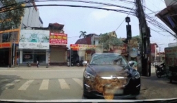 Tài xế thản nhiên đỗ ô tô ngược chiều chặn các xe khác để mua vịt