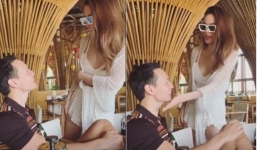 Kim Lý vô tư âu yếm hôn Hồ Ngọc Hà mặc bé Subeo bên cạnh