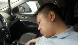Tài xế dừng đèn đỏ ngủ quên trong xe khiến CSGT phải cẩu cả xe và người