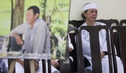 Vợ cũ Lê Bình nghẹn ngào đeo khăn về chịu tang chồng