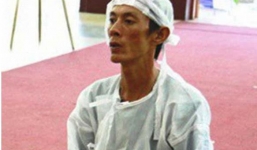 Ảnh hiếm hoi con trai thứ hai của cố nghệ sĩ Lê Bình trong đám tang