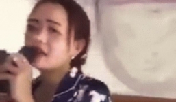 Cô gái vừa ôm cháu vừa hát như hét khiến dân mạng tức giận