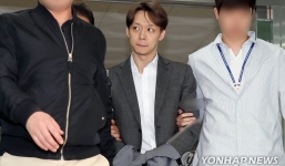 Gương mặt vô cảm đáng sợ của Yoochun khi thừa nhận tội 