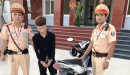 Nam thanh niên trộm xe máy quỳ khóc nức nở khi bị bắt tại trận