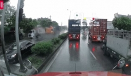 Thót tim khoảnh khắc xe đầu kéo mất lái, phanh gấp tông vào xe tải