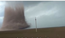 Xuất hiện lốc xoáy kinh hoàng hai màu ở Romania