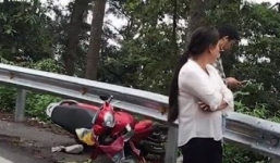 Nữ phượt thủ đang đổ đèo bất ngờ văng ra khỏi xe máy