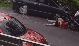 Vừa bước xuống xe ô tô, người phụ nữ bị tên cướp kéo lê