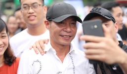 Công Lý ngỡ ngàng khi đang dự sự kiện bị một fan cuồng lao lên đập vào vai