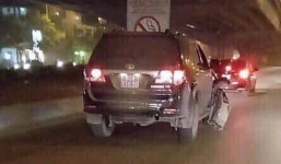 Khoảnh khắc xe biển xanh đâm tài xế xe ôm nguy kịch