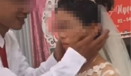 Chú rể đang định hôn, cô dâu tức giận gạt tay trước quan viên hai họ