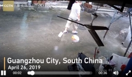 Khoảnh khắc dao bầu từ chung cư rơi xuống ngay dưới chân người đàn ông