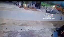 Đau lòng khoảnh khắc tài xế ngã từ trên xe ben xuống, bị vùi trong đống cát 