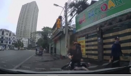 Hai tên trộm hung hãn trả thù khi bị tài xế húc đuôi xe máy