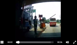 Ô tô con trốn vé, nhân viên trạm thu phí chạy hộc tốc đuổi theo