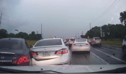 Thót tim khoảnh khắc ô tô mất lái đâm 2 xe ngược chiều