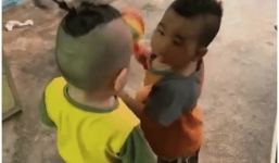 Anh trai tình thương mến thương bẹo má em và nhận cái kết cực phũ