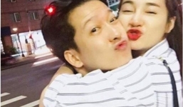 Trường Giang lại tiếp tục diễn cảnh thân mật bên Nhã Phương giữa phố 