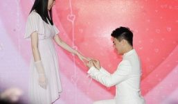 Thiều gia tỷ đô bao trọn trung tâm thương mại, quỳ gối cầu hôn chân dài 