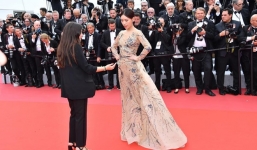 Chân dài bị 'đuổi' khỏi thảm đỏ vẫn giả điếc đứng lại tạo dáng