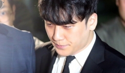 Nụ cười khó hiểu của Seungri khi bị còng tay tại tòa