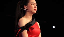 Vừa được bạn trai bao trọn phòng trà, Hòa Minzy đã khóc nức nở trên truyền hình
