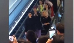 Dân mạng bóc mẽ màn cầu hôn của thiếu gia tỷ đô Hà Du Quân với chân dài là sắp đặt