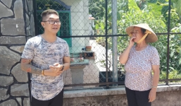 Ca sĩ Khánh Đơn đến hiện trường vụ 2 thi thể trong bê tông quay clip