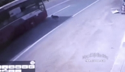 Khoảnh khắc người đàn ông lao vào xe khách tự tử