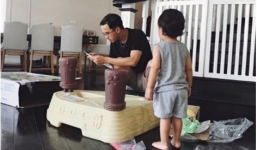 Không chỉ yêu vợ, chồng Hà Tăng còn chiều con trai hết mực