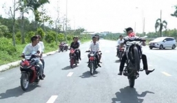 Nam thanh niên bẽ bàng ngã đau đớn khi 'bốc đầu' xe trong đám cưới