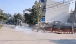 Nẹt pô ầm ĩ, thanh niên chạy thục mạng vì đàn bò truy đuổi