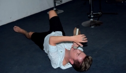 Đàm Vĩnh Hưng đau khổ nằm vật ra sàn sau khi Mỹ Tâm đăng đàn ẩn ý