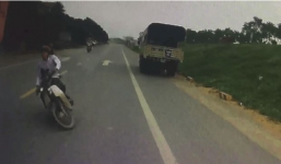 Người đàn ông chở vợ bầu phóng nhanh vượt ẩu bị văng ra đường