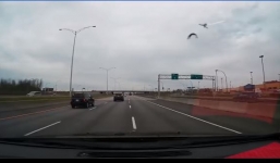 Khoảnh khắc xe tải mất lái đánh võng gây tai nạn trên cao tốc