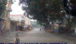 Thót tim khoảnh khắc em bé lao ra đường trước mũi xe ô tô