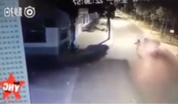 Cô gái bị ô tô đâm văng xa vì mải chạy theo bạn sang đường