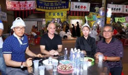 Chồng cũ Phi Thanh Vân đến viếng đám ma bố vợ sau 5 năm ly hôn