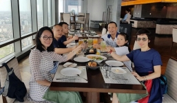 MC Lại Văn Sâm hiếm hoi đăng ảnh cận mặt bà xã và đại gia đình