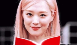 Phản ứng khó hiểu của Sulli khi đọc bình luận của anti-fan 