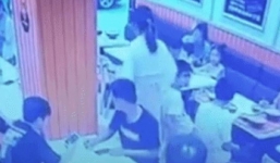 Bé 1 tuổi bị phụ nữ mang thai hất bát đồ ăn vào người