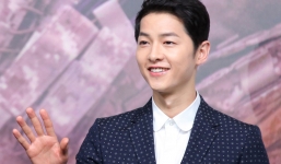 Song Joong Ki gây khó hiểu khi liên tục có hành động thân mật với bạn diễn