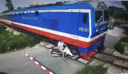 Người đàn ông thoát chết trong gang tấc khi cố băng qua đường sắt