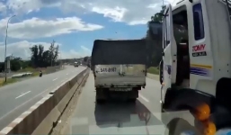 Tài xế xe ben đuổi ép nhau trên đường, đập vỡ kính xe tải