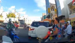 Tranh nhau đường đi, thanh niên Grab dùng mũ bảo hiểm đánh người phụ nữ