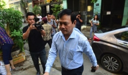 Ông Nguyễn Hữu Linh vội vã bỏ chạy vào phiên tòa khi thấy phóng viên